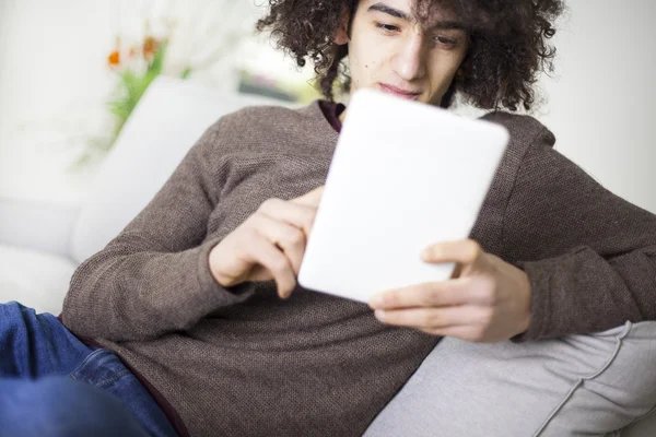 Jovem usando tablet digital — Fotografia de Stock