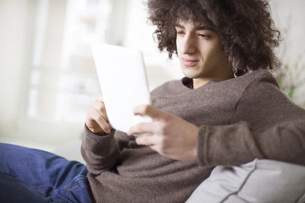 Hombre joven usando tableta digital — Foto de Stock