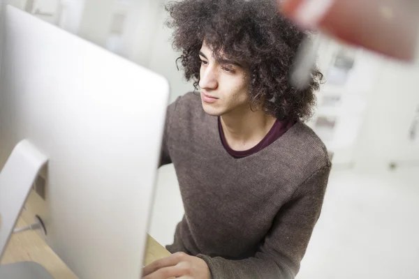 Junger Mann benutzt Computer — Stockfoto