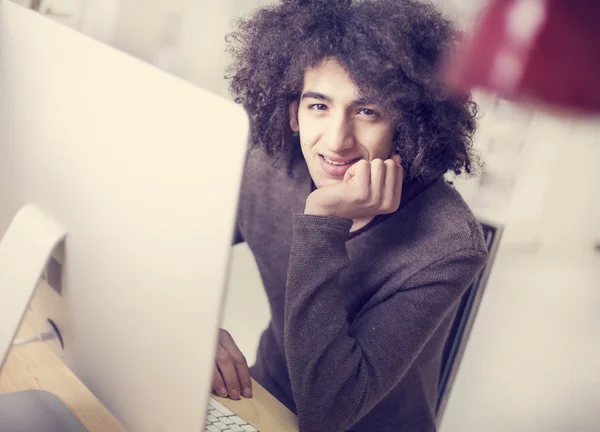 Junger Mann benutzt Computer — Stockfoto