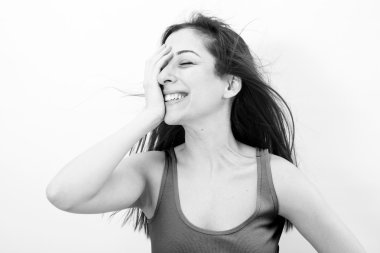 Utangaç genç kadın yüzünü gizleme