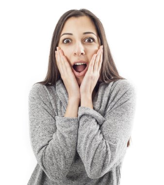 beyaz zemin üzerine sürpriz kız