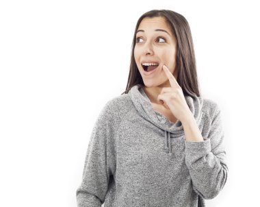 beyaz zemin üzerine sürpriz kız