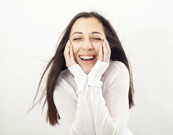 Portret van een gelukkige jonge vrouw — Stockfoto