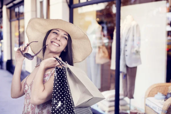 Hermosa mujer joven de compras —  Fotos de Stock