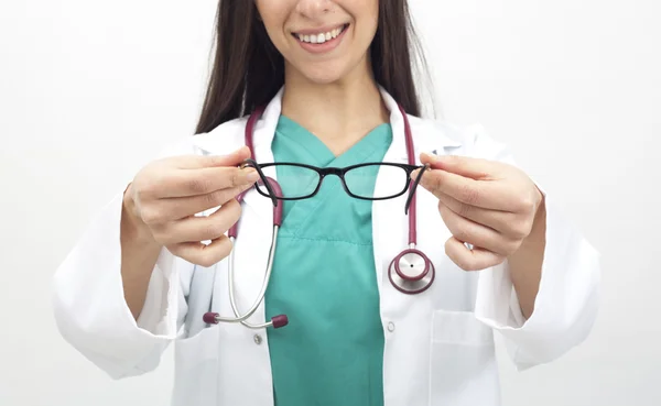 Oculist kvinnliga ger glasögon — Stockfoto