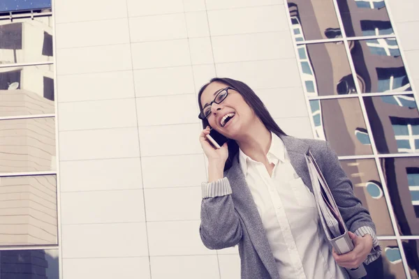 Businesswoman talking on mobile phone in city — Stock Photo, Image
