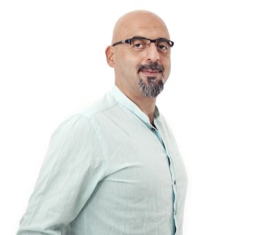 beyaz zemin üzerine adam portresi