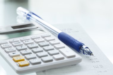 Hesap makinesi ve kalem