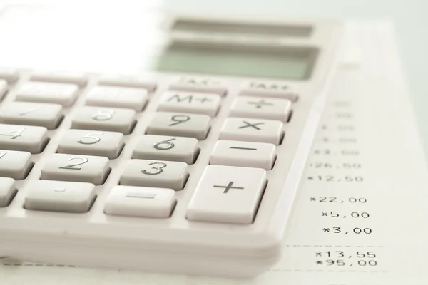 Kalkulator i papier z bliska widok — Zdjęcie stockowe
