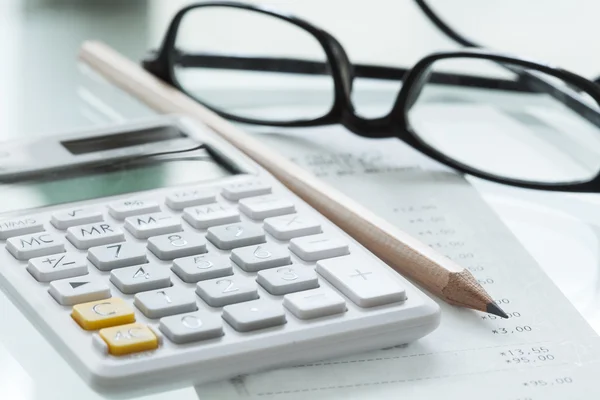 Калькуляторная ручка и очки — стоковое фото