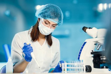 Analizi doktor yapıyor. Reaksiyonları hazırlar ve mikroskoba bakar..