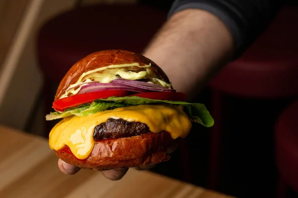 Mão Com Cheeseburger Grande Com Batatas Fritas Fundo Madeira Hambúrguer — Fotografia de Stock