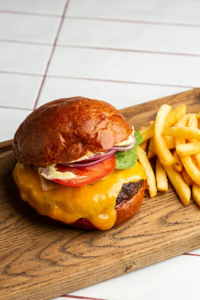 Grand Cheeseburger Aux Frites Isolées Sur Fond Blanc Hamburger Avec — Photo