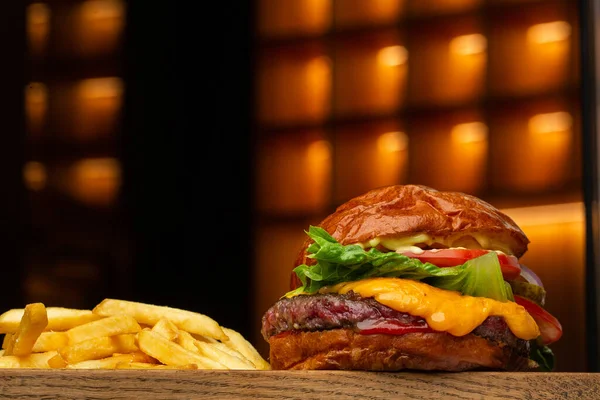 Große Cheeseburger Mit Pommes Frites Isoliert Auf Dem Hintergrund Mit — Stockfoto