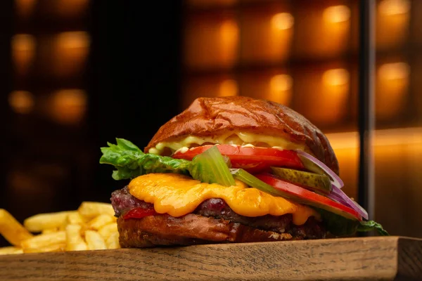 Große Cheeseburger Mit Pommes Frites Isoliert Auf Dem Hintergrund Mit — Stockfoto