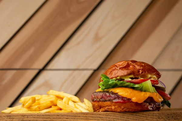 Big Cheeseburger French Fries Isolated Wooden Background Hamburger Beef Patty — Stock Photo, Image