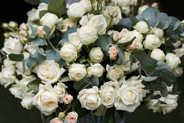 Флористична Композиція Кремових Рожевих Троянд Гілочок Евкаліпта Квітковий Фон Весільного — стокове фото