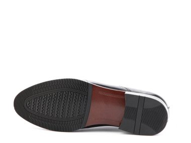 Bir çift klasik deri şık erkek ayakkabısı izole edilmiş beyaz arka plan. Damadın şık siyah ayakkabıları. İzole bir nesne beyaz arkaplanı kapatıyor. Ayakkabı tabanı görünümü.