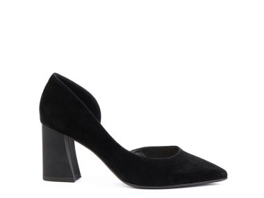 Klasik ve zarif yüksek topuklu süet kadın ayakkabıları. Yüksek topuklu ve sivri uçlu siyah ayakkabılar. İzole bir nesne beyaz arkaplanı kapatıyor. Sağ taraf manzaralı. Moda ayakkabıları..