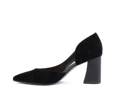 Klasik ve zarif yüksek topuklu süet kadın ayakkabıları. Yüksek topuklu ve sivri uçlu siyah ayakkabılar. İzole bir nesne beyaz arkaplanı kapatıyor. Sol taraf. Moda ayakkabıları..