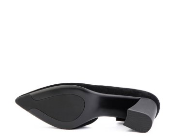 Klasik ve zarif yüksek topuklu süet kadın ayakkabıları. Yüksek topuklu ve sivri uçlu siyah ayakkabılar. İzole bir nesne beyaz arkaplanı kapatıyor. Ayakkabı tabanı manzaralı. Moda ayakkabıları..