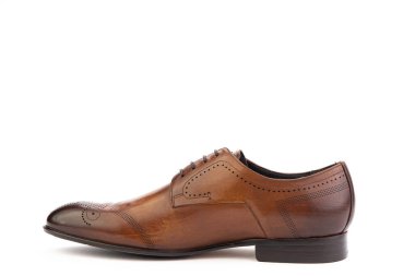 Klasik bir deri, erkek ayakkabılarını soyutlayan beyaz bir arka plan. Damadın şık kahverengi ayakkabıları. İzole bir nesne beyaz arkaplanı kapatıyor. Sol ayakkabı görünümü.