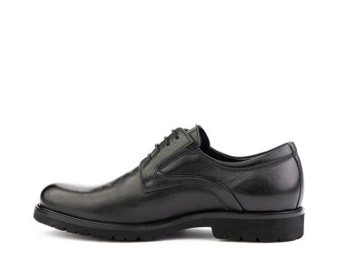 Bir çift klasik deri şık erkek ayakkabısı izole edilmiş beyaz arka plan. Damadın şık siyah ayakkabıları. İzole bir nesne beyaz arkaplanı kapatıyor. Sol taraf görünümü.