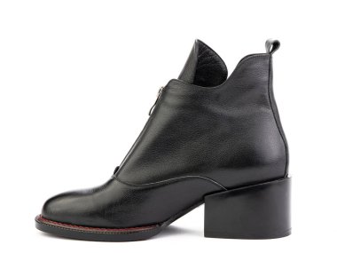 Kadınların sonbahar bileği siyah deri botlar, siyah fermuarlı ve ortalama topuklu, izole beyaz arka plan. Sol taraf. Moda ayakkabıları. Ayakkabı mağazası konsepti için fotoğraf çekimi.