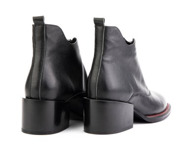 Kadınların sonbahar bileği siyah deri botlar, siyah fermuarlı ve ortalama topuklu, izole beyaz arka plan. Arka manzara. Moda ayakkabıları. Ayakkabı mağazası konsepti için fotoğraf çekimi.