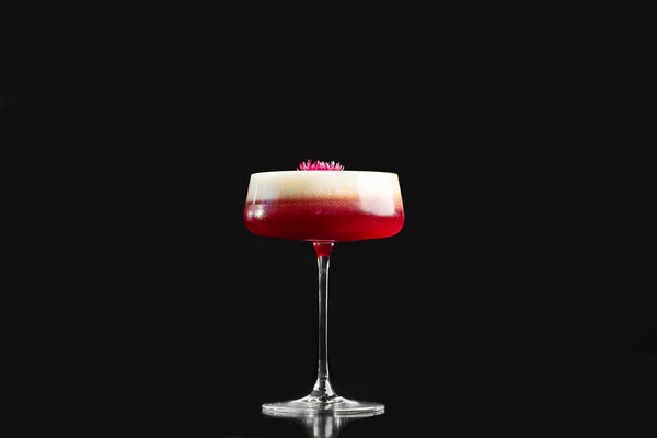 Pink Clover Club Cocktail Coupé Glas Mit Schaumstoffschicht Und Blütengarnitur — Stockfoto