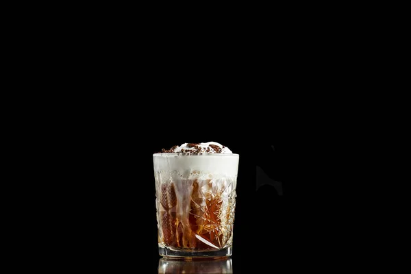 Alkoholfri Eller Alkoholfri Kaffecocktail Med Chokladbeska Bourbonwhisky Och Vispgrädde Häftig — Stockfoto