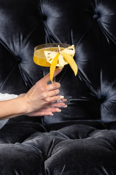 Vrouwen Handen Met Summer Cocktail Pornstar Martini Drink Met Passievruchten — Stockfoto