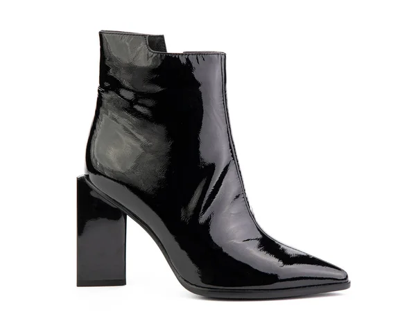 Dámské podzimní kotníky černé kožené boty s černým zipem a průměrnými podpatky, izolované bílé pozadí. Pravý pohled. Módní boty. Fotografie pro koncept obchodu s obuví. — Stock fotografie