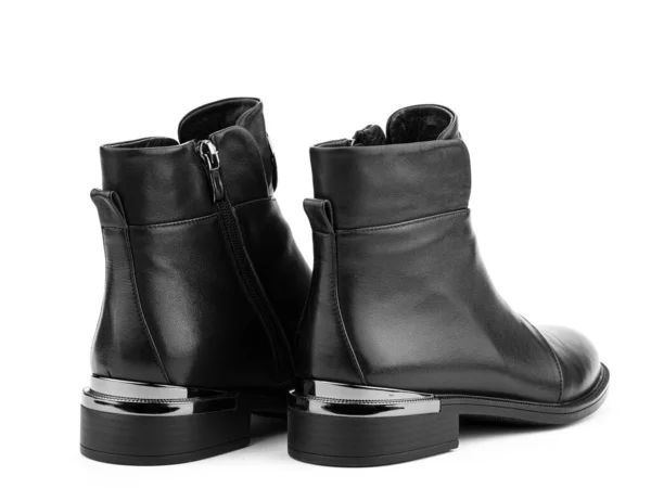 ホワイトを基調としたブラックソールが特徴的なレディース秋のブラックレザージョップルブーツ 裏側の景色 ファッションシューズ 靴屋のコンセプトのためのPhotoshoot — ストック写真