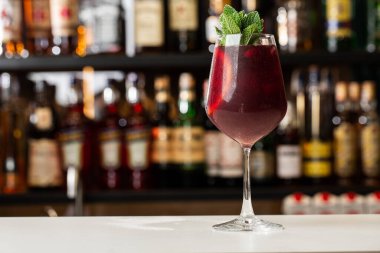 Parlak bar counter arka plan, kırmızı şarap taze sangria closeup bardak.