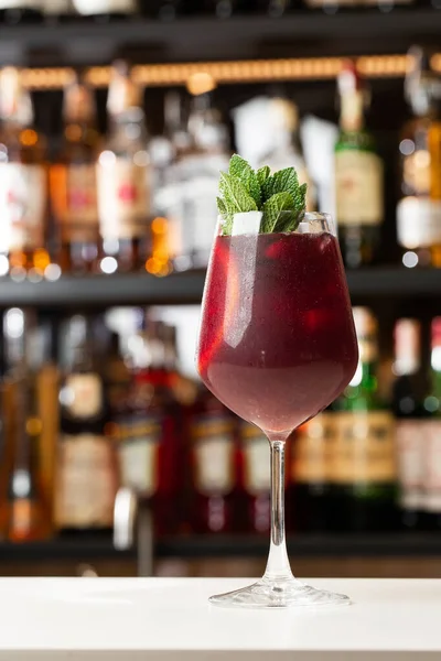 明るいバー カウンターの背景に赤のワイン新鮮なサングリアのクローズ アップ グラス — ストック写真