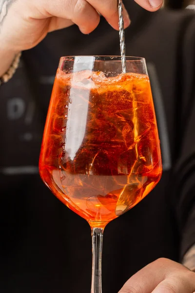 カウンターでバーテンダーを準備アペロールSpritz アペロール プロセッコと輝くソーダを混合した古典的なさわやかなイタリアの食前酒 — ストック写真