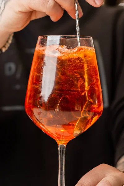 Cantinero Preparando Mostrador Aperol Spritz Clásico Aperitivo Italiano Refrescante Hecho —  Fotos de Stock