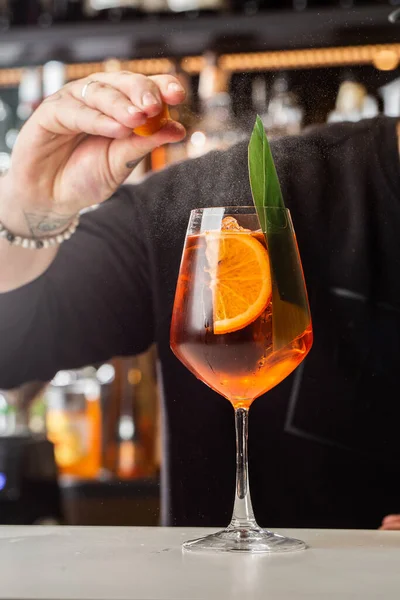 Cantinero Preparando Mostrador Aperol Spritz Clásico Aperitivo Italiano Refrescante Hecho — Foto de Stock