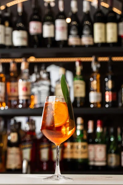 Ein Glas Eiskalter Aperol Spritz Cocktail Serviert Einem Weinglas Dekoriert — Stockfoto