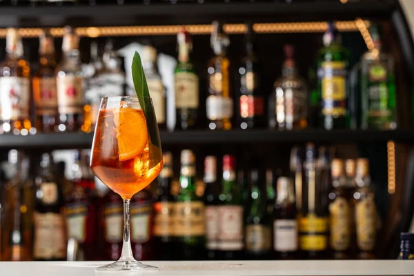 Glas Ijskoud Aperol Spritz Cocktail Geserveerd Een Wijnglas Versierd Met — Stockfoto