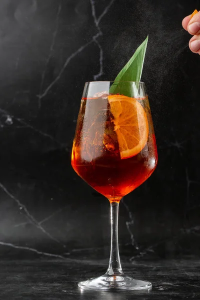 Bicchiere Ghiaccio Freddo Aperol Spritz Cocktail Servito Bicchiere Vino Decorato — Foto Stock