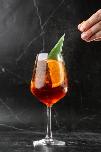 Egy Pohár Jéghideg Aperol Spritz Koktél Borospohárban Narancs Bazsalikomlevélszeletekkel Díszítve — Stock Fotó