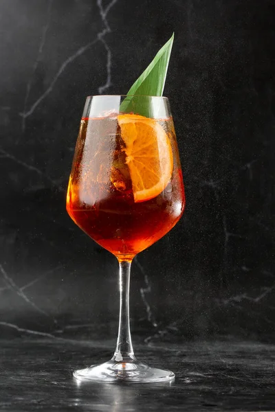 Egy Pohár Jéghideg Aperol Spritz Koktél Borospohárban Narancs Bazsalikomlevélszeletekkel Díszítve — Stock Fotó