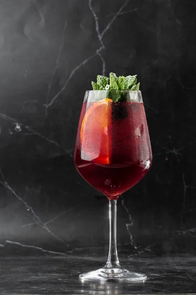 明るいバー カウンターの背景に赤のワイン新鮮なサングリアのクローズ アップ グラス — ストック写真