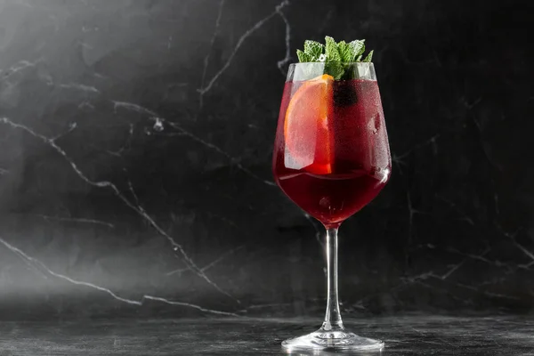 Närbild Glas Rött Vin Färska Sangria Ljus Bar Counter Bakgrund — Stockfoto