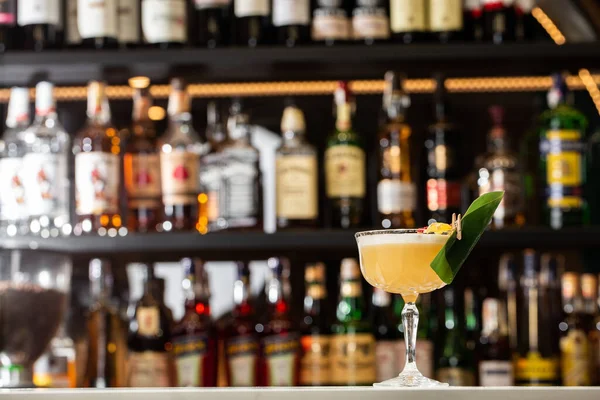 Glas Met Gele Citroen Cocktail Versierd Met Gedroogde Ananas Munt — Stockfoto