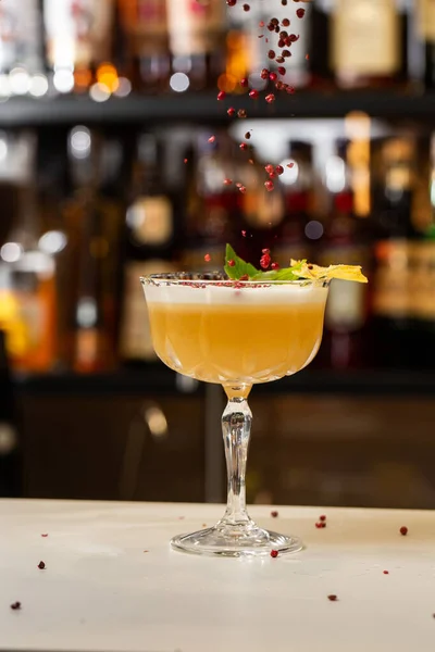 Glas Met Gele Citroen Cocktail Versierd Met Gedroogde Ananas Munt — Stockfoto