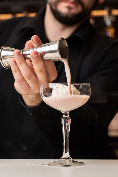 Male Bartender Pouring Measuring Glass Cup Ice Cream Alcoholic Drink — Stock Photo, Image
